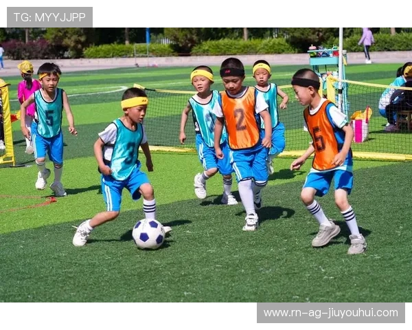 校运会足球赛场英姿展现 青春风采尽显绿茵之上